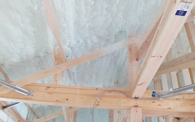 コウヨウの吹付けウレタン断熱材：小屋裏